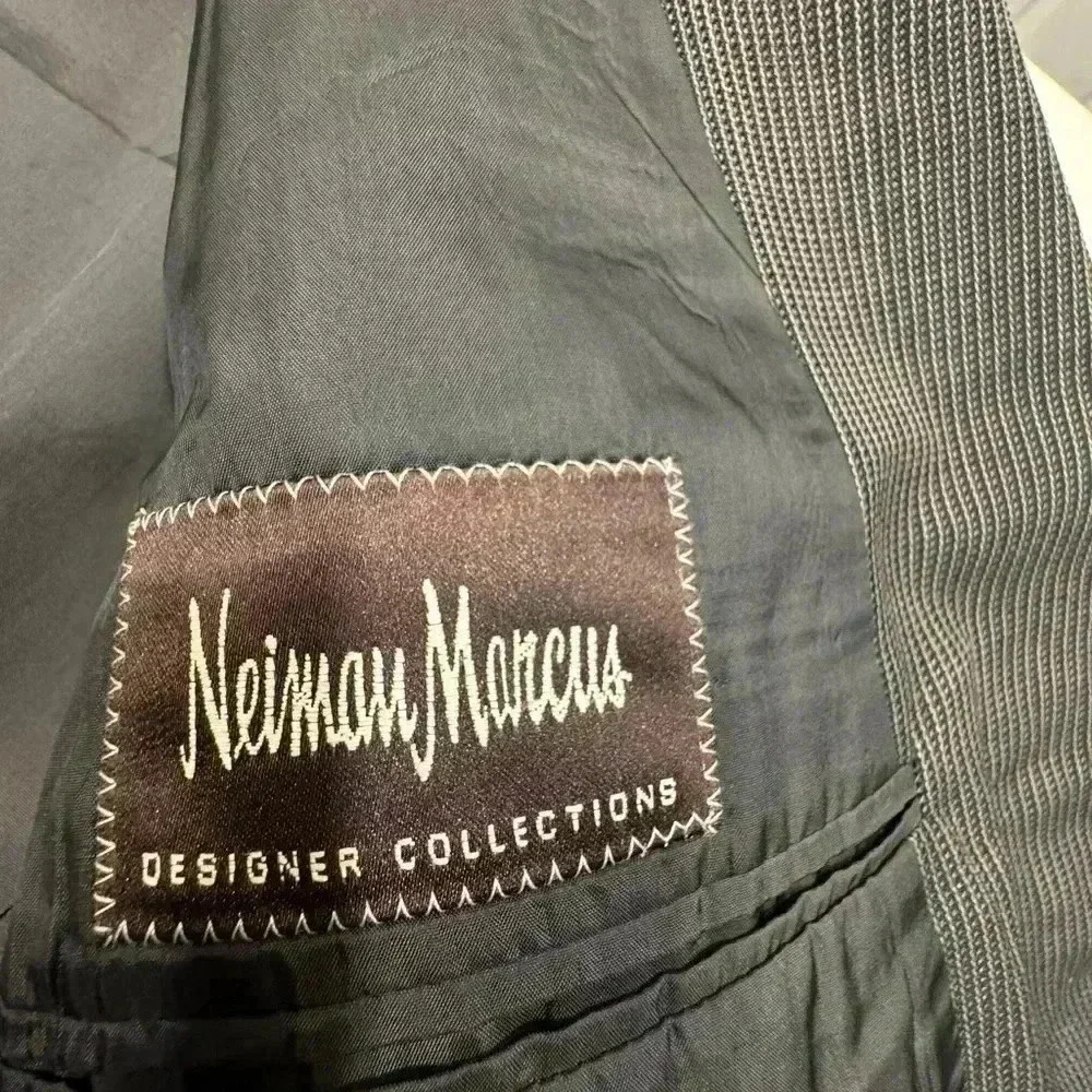 Armani Collezioni men’s dark gray striped wool blazer size 46R